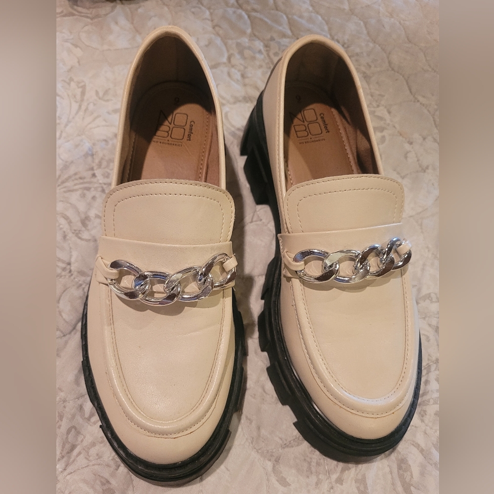 NWOB No Boundaries Women's Cream and Black Loafers Size 9